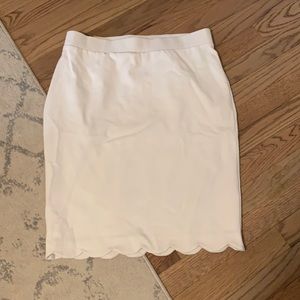 Scalloped bottom stretchy skirt